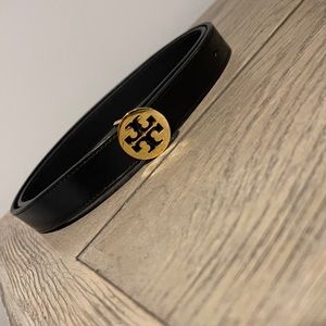 Tory Burch Women’s skinny logo belt